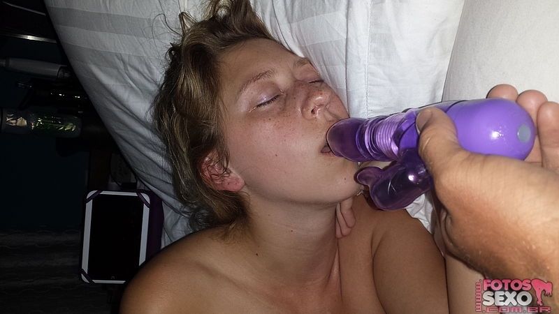 Safadinha dormiu e acordou toda gozada 13